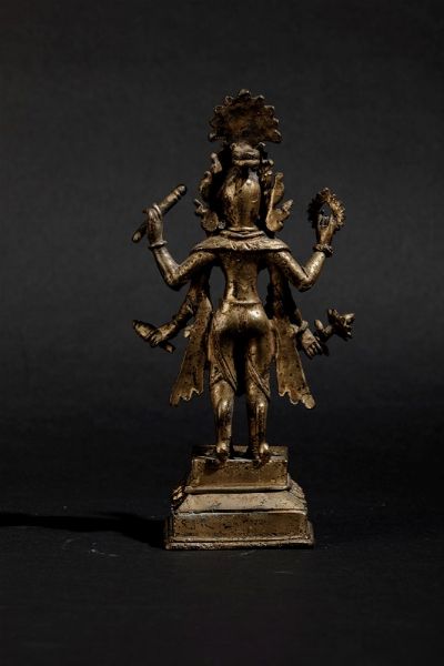 Figura in bronzo di divinit multibraccia con simboli del potere, India, Kerala, periodo Chera, XIV/XV secolo  - Asta Fine Chinese Works of Art - Associazione Nazionale - Case d'Asta italiane