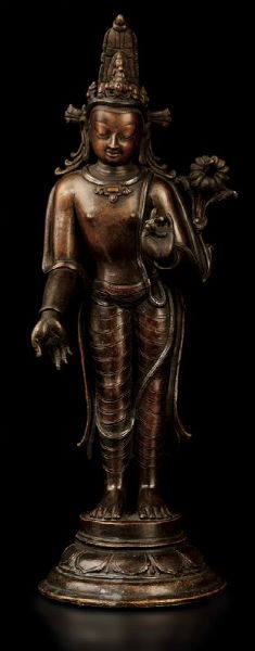 Figura di Padmapani stante su fiore di loto in bronzo con inserti in argento, Nepal, XIX secolo  - Asta Fine Chinese Works of Art - Associazione Nazionale - Case d'Asta italiane