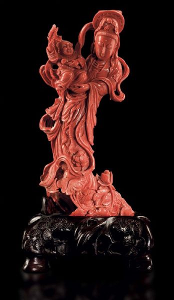 Importante figura di Guanyin con bambino scolpita in corallo, Cina, inizi XX secolo  - Asta Fine Chinese Works of Art - Associazione Nazionale - Case d'Asta italiane
