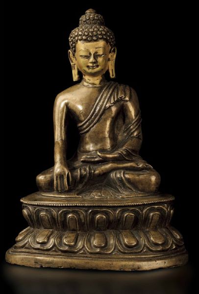 Figura di Buddha Sakyamuni seduto su doppio fiore di loto in bronzo parzialmente dorato, Cina, Dinastia Ming, XVI secolo  - Asta Fine Chinese Works of Art - Associazione Nazionale - Case d'Asta italiane
