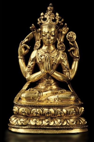 Figura di Buddha seduto su doppio fiore di loto in bronzo dorato, Cina, Dinastia Qing, XVIII secolo  - Asta Fine Chinese Works of Art - Associazione Nazionale - Case d'Asta italiane