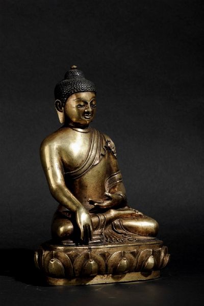 Figura Buddha Sakyamuni seduto su fiore di loto in bronzo dorato, Cina, Dinastia Qing, XVIII secolo  - Asta Fine Chinese Works of Art - Associazione Nazionale - Case d'Asta italiane