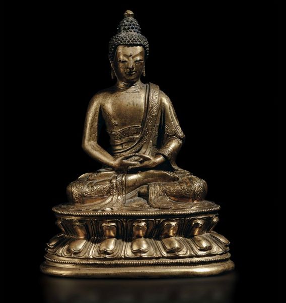 Figura di Buddha Amitayus in bronzo dorato seduto su doppio fiore di loto, Cina, Dinastia Qing, XVII secolo  - Asta Fine Chinese Works of Art - Associazione Nazionale - Case d'Asta italiane