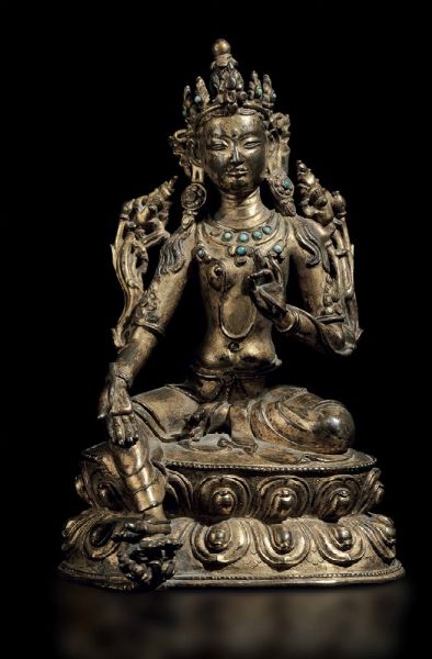 Figura di Bodhisattva Maitreya in bronzo dorato seduta su doppio fiore di loto con innesti di turchese, Nepal, XV secolo  - Asta Fine Chinese Works of Art - Associazione Nazionale - Case d'Asta italiane