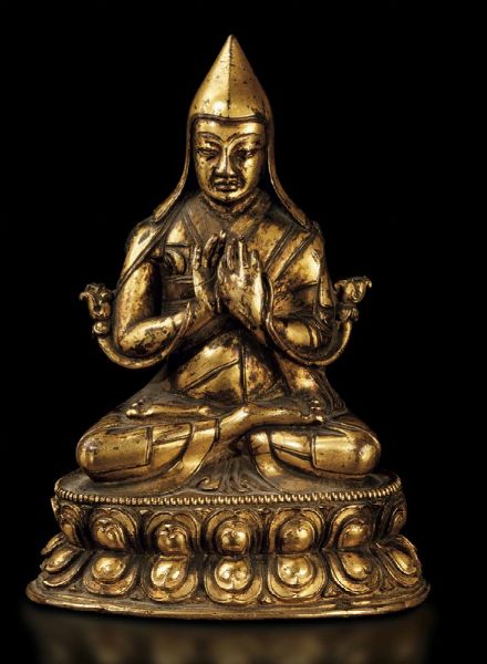 Figura di Lama Tsonkapa seduto su doppio loto in bronzo dorato, Tibet, XVIII secolo  - Asta Fine Chinese Works of Art - Associazione Nazionale - Case d'Asta italiane