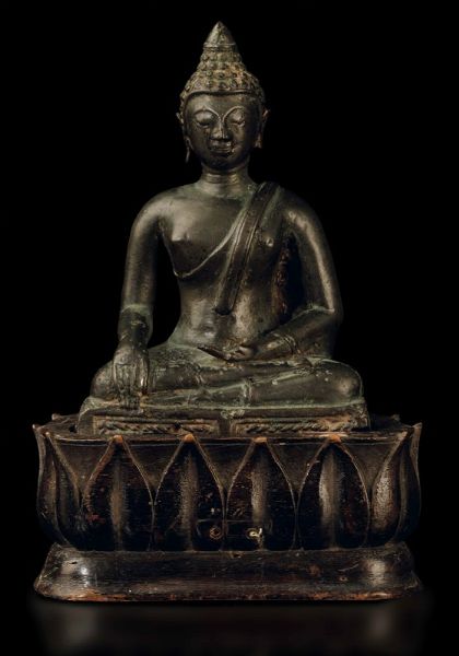Figura di Buddha Sakyamuni in bronzo su base in legno a foggia di fiore di loto, Cina, Dinastia Ming, XIII secolo  - Asta Fine Chinese Works of Art - Associazione Nazionale - Case d'Asta italiane