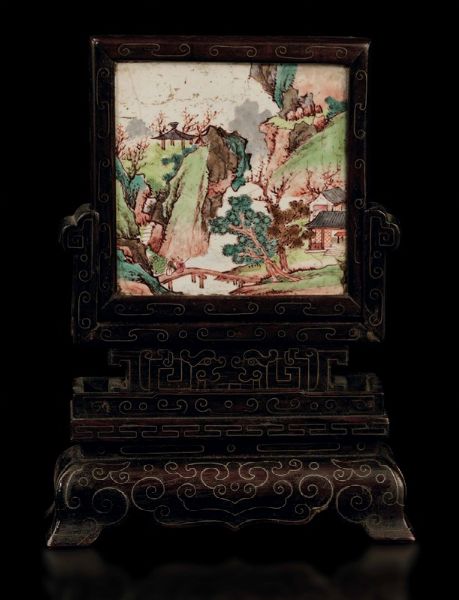 Piccolo paravento da tavolo con placca a smalti raffigurante paesaggio con pagode, Cina, Dinastia Qing, epoca Qianlong (1736-1796)  - Asta Fine Chinese Works of Art - Associazione Nazionale - Case d'Asta italiane