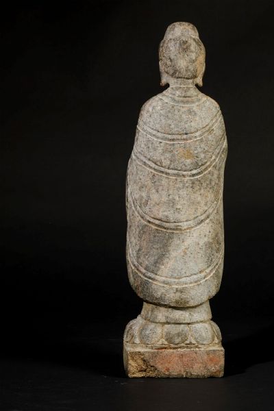 Figura di Buddha stante su fiore di loto scolpita in  pietra, Cina, probabilmente Dinastia Wei (386-534)  - Asta Fine Chinese Works of Art - Associazione Nazionale - Case d'Asta italiane