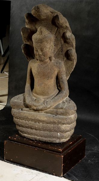 Figura di Buddha Amitayus seduto entro aura scolpita in pietra, Indonesia, XVI secolo  - Asta Fine Chinese Works of Art - Associazione Nazionale - Case d'Asta italiane