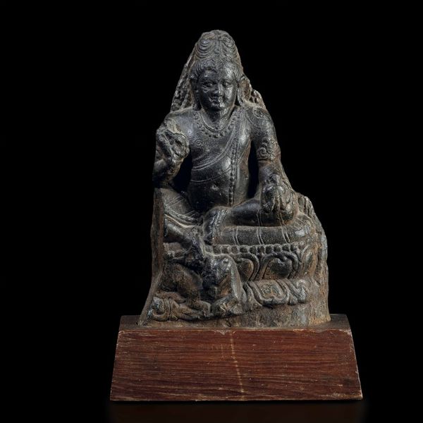 Figura di Sita-Jambhala su doppio fiore di loto scolpita in basalto, India, VII-VIII secolo  - Asta Fine Chinese Works of Art - Associazione Nazionale - Case d'Asta italiane