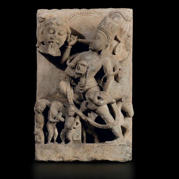 Stele scolpita in pietra con divinit e altri personaggi, India, V-VI secolo  - Asta Fine Chinese Works of Art - Associazione Nazionale - Case d'Asta italiane