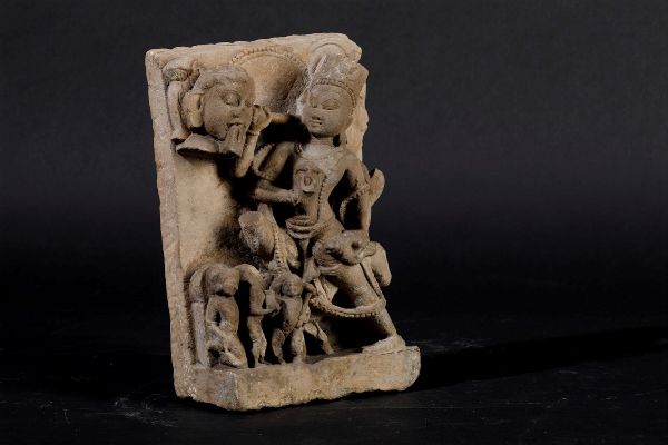 Stele scolpita in pietra con divinit e altri personaggi, India, V-VI secolo  - Asta Fine Chinese Works of Art - Associazione Nazionale - Case d'Asta italiane