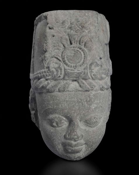 Testa in pietra raffigurante divinit Hindu (Vysnhu o Surya), India, X secolo  - Asta Fine Chinese Works of Art - Associazione Nazionale - Case d'Asta italiane
