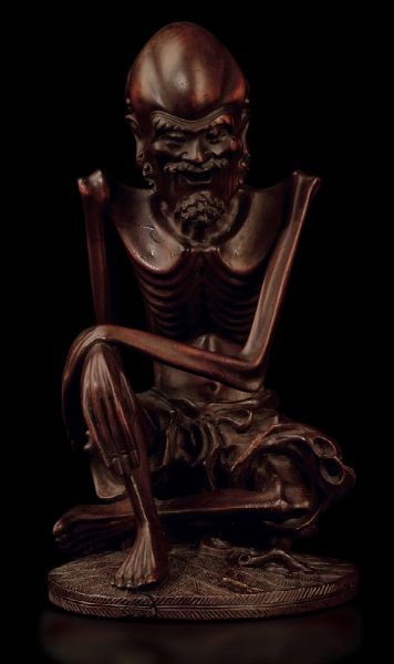 Figura di Buddha magro accovacciato scolpito in legno, Cina, Dinastia Qing, fine XVIII secolo  - Asta Fine Chinese Works of Art - Associazione Nazionale - Case d'Asta italiane