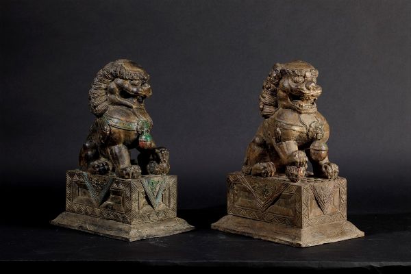 Coppia di leoni scolpiti in legno con tracce di policromia, Cina, Dinastia Qing  - Asta Fine Chinese Works of Art - Associazione Nazionale - Case d'Asta italiane