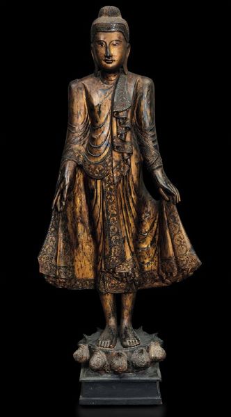 Grande figura di Buddha stante in legno dorato con inserti in pietre dure, Thailandia, met XIX secolo  - Asta Fine Chinese Works of Art - Associazione Nazionale - Case d'Asta italiane