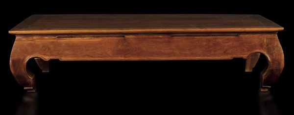 Grande tavolo basso in legno Huanghuali, Cina, Dinastia Qing, XIX secolo  - Asta Fine Chinese Works of Art - Associazione Nazionale - Case d'Asta italiane