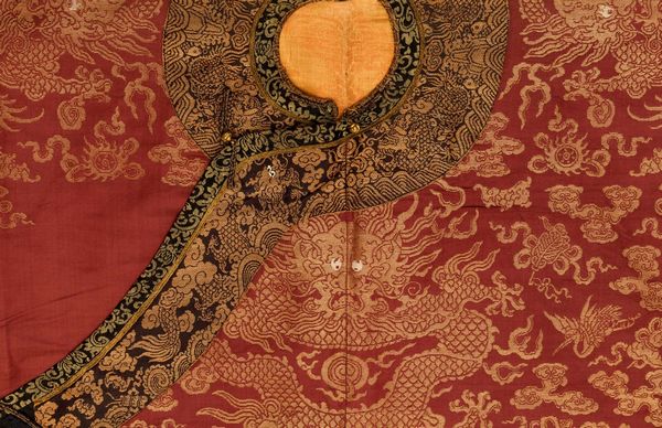 Veste in seta a fondo rosso finemente ricamata con figure di draghi, Cina, Dinastia Qing, epoca Qianlong (1736-1796)  - Asta Fine Chinese Works of Art - Associazione Nazionale - Case d'Asta italiane