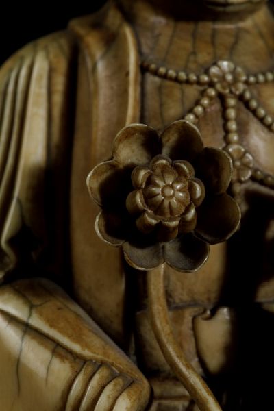 Straordinaria figura di Buddha incoronato con fiore e campana rituale seduto su doppio fiore di loto, Cina, Dinastia Qing, epoca Kangxi (1662-1722)  - Asta Fine Chinese Works of Art - Associazione Nazionale - Case d'Asta italiane
