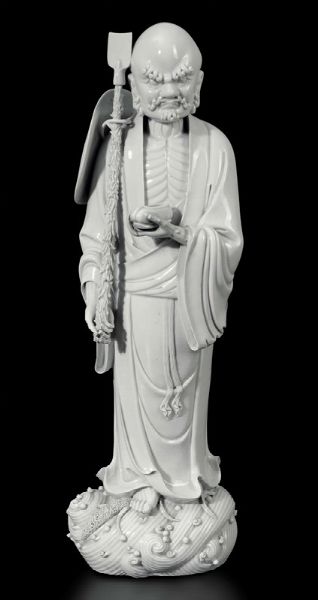Figura di saggio in porcellana Blanc de Chine Dehua, Cina, Dinastia Qing, epoca Qianlong (1736-1796)  - Asta Fine Chinese Works of Art - Associazione Nazionale - Case d'Asta italiane