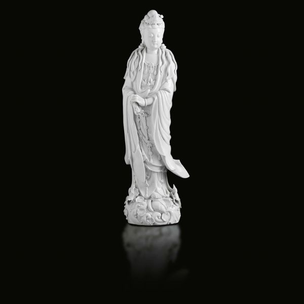 Figura di Guanyin eretta con collana in porcellana Blanc de Chine Dehua, Cina, Dinastia Qing, XIX secolo  - Asta Fine Chinese Works of Art - Associazione Nazionale - Case d'Asta italiane