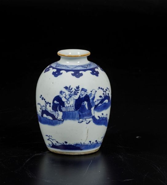 Piccolo vaso in porcellana bianca e blu con personaggi entro paesaggio, Cina, Dinastia Qing, epoca Kangxi (1662-1722)  - Asta Fine Chinese Works of Art - Associazione Nazionale - Case d'Asta italiane