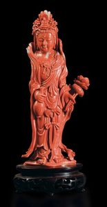 Figura di Guanyin incoronata con piccolo vaso e fiore scolpita in corallo, Cina, inizi XX secolo  - Asta Fine Chinese Works of Art - Associazione Nazionale - Case d'Asta italiane