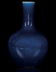 Vaso a bottiglia in porcellana monocroma blu, Cina, Dinastia Qing, epoca Qianlong (1736-1796)  - Asta Fine Chinese Works of Art - Associazione Nazionale - Case d'Asta italiane