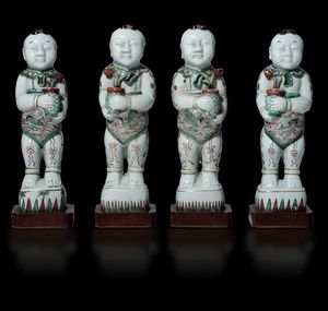 Quattro figure di OBoy in porcellana Famiglia Verde, Cina, Dinastia Qing, epoca Kangxi (1662-1722)  - Asta Fine Chinese Works of Art - Associazione Nazionale - Case d'Asta italiane