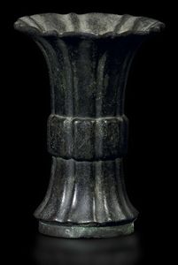 Vaso a tromba con corpo costolato in bronzo, Cina, Dinastia Ming, XVI secolo  - Asta Fine Chinese Works of Art - Associazione Nazionale - Case d'Asta italiane
