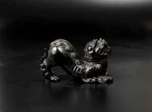 Figura di drago in bronzo, Cina, Dinastia Ming, XVII secolo  - Asta Fine Chinese Works of Art - Associazione Nazionale - Case d'Asta italiane
