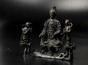Raro gruppo in bronzo raffigurante Guanyin assisa con accoliti, Cina, Dinastia Ming, XVI secolo  - Asta Fine Chinese Works of Art - Associazione Nazionale - Case d'Asta italiane