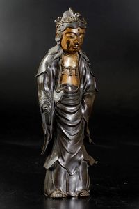 Rara figura di Guanyin con collana eretta in bronzo parzialmente dorato, Cina, Dinastia Ming, XVII secolo  - Asta Fine Chinese Works of Art - Associazione Nazionale - Case d'Asta italiane