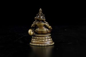 Figura di Sita-Jambhala seduto su fiore di loto in bronzo, Tibet/Kashmir, XII/XIII secolo  - Asta Fine Chinese Works of Art - Associazione Nazionale - Case d'Asta italiane