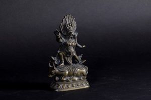 Figura di Dharmapala Santi-Yama in bronzo stante su fiore di loto, Tibet, XIX secolo  - Asta Fine Chinese Works of Art - Associazione Nazionale - Case d'Asta italiane