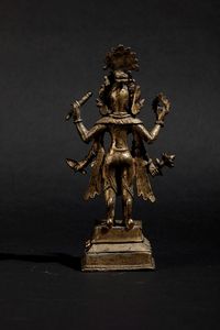 Figura in bronzo di divinit multibraccia con simboli del potere, India, Kerala, periodo Chera, XIV/XV secolo  - Asta Fine Chinese Works of Art - Associazione Nazionale - Case d'Asta italiane