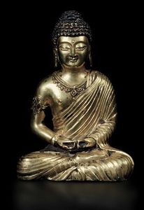 Figura di Buddha Amitayus in bronzo dorato, Cina, Dinastia Qing, XVII/XVIII secolo  - Asta Fine Chinese Works of Art - Associazione Nazionale - Case d'Asta italiane