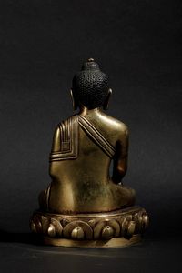 Figura Buddha Sakyamuni seduto su fiore di loto in bronzo dorato, Cina, Dinastia Qing, XVIII secolo  - Asta Fine Chinese Works of Art - Associazione Nazionale - Case d'Asta italiane