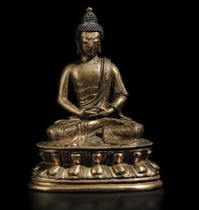 Figura di Buddha Amitayus in bronzo dorato seduto su doppio fiore di loto, Cina, Dinastia Qing, XVII secolo  - Asta Fine Chinese Works of Art - Associazione Nazionale - Case d'Asta italiane