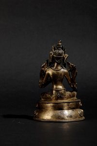 Figura di Bodhisattva Maitreya in bronzo dorato seduta su doppio fiore di loto con innesti di turchese, Nepal, XV secolo  - Asta Fine Chinese Works of Art - Associazione Nazionale - Case d'Asta italiane