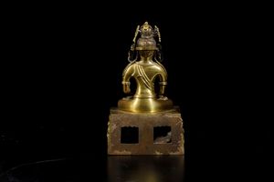 Figura di Buddha Amitayus seduto in bronzo dorato, Cina, Dinastia Qing, marca e del periodo Qianlong (1736-1796)  - Asta Fine Chinese Works of Art - Associazione Nazionale - Case d'Asta italiane