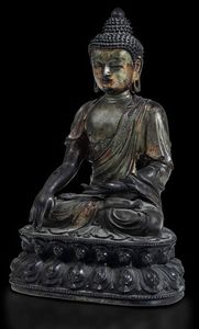 Importante figura di Buddha Sakyamuni seduto su doppio fiore di loto in bronzo con tracce di doratura, Cina, XVI secolo  - Asta Fine Chinese Works of Art - Associazione Nazionale - Case d'Asta italiane