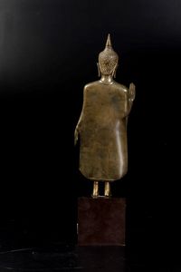 Figura di Buddha stante in bronzo, Thailandia, Ayutthaya, XVII-XVIII secolo  - Asta Fine Chinese Works of Art - Associazione Nazionale - Case d'Asta italiane