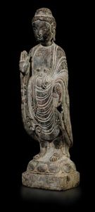 Figura di Buddha stante su fiore di loto scolpita in  pietra, Cina, probabilmente Dinastia Wei (386-534)  - Asta Fine Chinese Works of Art - Associazione Nazionale - Case d'Asta italiane