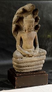 Figura di Buddha Amitayus seduto entro aura scolpita in pietra, Indonesia, XVI secolo  - Asta Fine Chinese Works of Art - Associazione Nazionale - Case d'Asta italiane