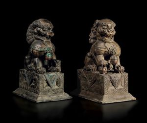 Coppia di leoni scolpiti in legno con tracce di policromia, Cina, Dinastia Qing  - Asta Fine Chinese Works of Art - Associazione Nazionale - Case d'Asta italiane