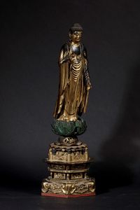Figura di Buddha stante su fiore di loto in legno laccato e dorato, Giappone, periodo Edo (1603-1868)  - Asta Fine Chinese Works of Art - Associazione Nazionale - Case d'Asta italiane