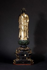 Figura di Buddha stante su fiore di loto in legno laccato e dorato, Giappone, periodo Edo (1603-1868)  - Asta Fine Chinese Works of Art - Associazione Nazionale - Case d'Asta italiane