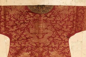 Veste in seta a fondo rosso finemente ricamata con figure di draghi, Cina, Dinastia Qing, epoca Qianlong (1736-1796)  - Asta Fine Chinese Works of Art - Associazione Nazionale - Case d'Asta italiane