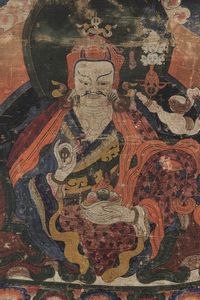 Frammento di Thangka in seta con figura centrale di Lama seduta su fiore di loto, Tibet, XVIII secolo  - Asta Fine Chinese Works of Art - Associazione Nazionale - Case d'Asta italiane